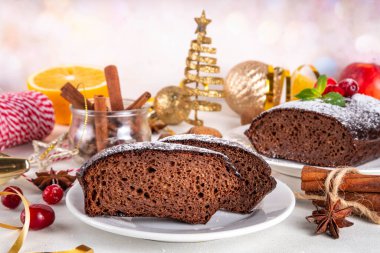 Ev yapımı zencefilli kek. Taze pişmiş Noel zencefilli çikolatalı pasta üzerine şeker tozu, beyaz şenlikli arka plan