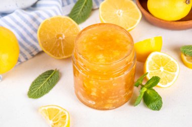 Tatlı ve ekşi limonlu narenciye reçel reçeli küçük kavanozda taze limon ve nane ile korunur.