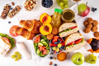 Hazırlık ya da hazır brunch kutusu sandviç, salata, kruvasan, tatlı olarak kurabiye ve meyve suyu, meyve suyu ya da meyve suyu. Kısa bir öğle yemeği molası, zaman tasarrufu, sağlıklı yemek. 