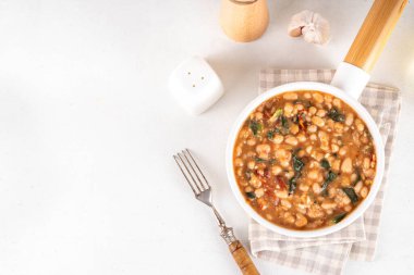 Bir tencere tereyağlı fasulyeyle evlen, fasulyeli, güneşte kurutulmuş domatesli, ıspanaklı, sarımsaklı, sert kremalı ve baharatlı, sonbahar mevsimi Amerikan konforlu yemekleri, bitki bazlı protein zengini vejetaryen sağlıklı akşam yemeği