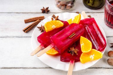 Lezzetli kış dondurmalı şaraplı dondurma. Donmuş şarap kokteyli çubuklarda, geleneksel kış ve Noel içeceği parti tatlı formunda.