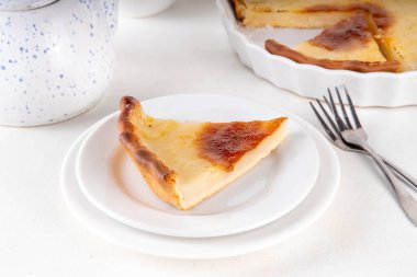 Geleneksel Amerikan Su Pastası pişirmek için gereken malzemeler - turta kabuğu, su, un, tereyağı ve şeker. Büyük Buhran dönemi tarifi, şeffaf kremalı tatlı pasta.