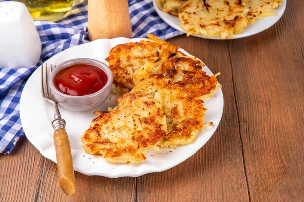 Ev yapımı Hashbrown, Patates gözlemesi, kızarmış kızarmış patates köftesi. Geleneksel Amerikan yemeği, Alman mutfağı. Fikirler rahatlık ister yemek, ister brunch, ister Ekim Festivali, ister Şükran Günü kahvaltısı