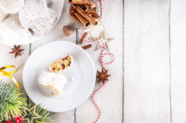 Noel meyveli ekmeğin, çikolatalı ve vanilyalı kurabiyelerin kurutulmuş meyveli, fındıklı, badem ezmeli, baharatlı, geleneksel Noel meyveli ekmeğinin ev yapımı, minyatür ve ısırık boyutunda versiyonları.