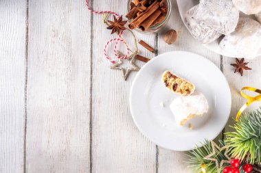 Noel meyveli ekmeğin, çikolatalı ve vanilyalı kurabiyelerin kurutulmuş meyveli, fındıklı, badem ezmeli, baharatlı, geleneksel Noel meyveli ekmeğinin ev yapımı, minyatür ve ısırık boyutunda versiyonları.