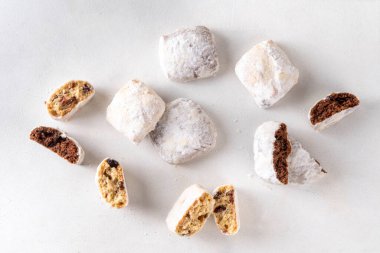 Noel meyveli ekmeğin, çikolatalı ve vanilyalı kurabiyelerin kurutulmuş meyveli, fındıklı, badem ezmeli, baharatlı, geleneksel Noel meyveli ekmeğinin ev yapımı, minyatür ve ısırık boyutunda versiyonları.