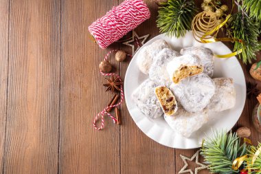 Noel meyveli ekmeğin, çikolatalı ve vanilyalı kurabiyelerin kurutulmuş meyveli, fındıklı, badem ezmeli, baharatlı, geleneksel Noel meyveli ekmeğinin ev yapımı, minyatür ve ısırık boyutunda versiyonları.