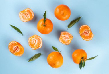 Taze mandalina, mandalina, çiğ çiftlik organik narenciye, saplı ve yapraklı, pazarda satılık. 