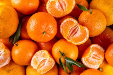 Taze mandalina, mandalina, çiğ çiftlik organik narenciye, saplı ve yapraklı, pazarda satılık. 