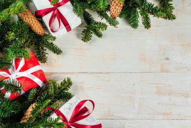 Noel kutlaması, Noel arkaplanı, köknar ağacı dalları, süsler, dekorasyon ve şenlikli hediye kutuları, üst görünüm kopyalama alanı.