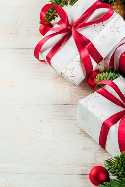 Noel kutlaması, Noel arkaplanı, köknar ağacı dalları, süsler, dekorasyon ve şenlikli hediye kutuları, üst görünüm kopyalama alanı.