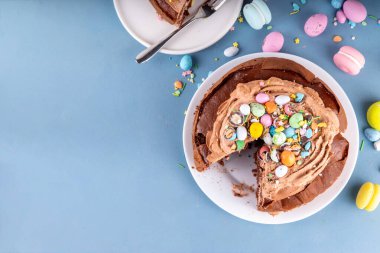 Paskalya Yumurtası Çikolatalı Pastası. Çikolatalı tatlı paskalya pastası, geleneksel tatil pişirme tarifi fikri, süslü masa fotokopisi alanı.