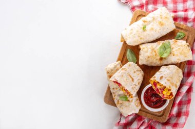 Ev yapımı fırında pizza, pizza stili quesadilla dürümleri pepperoni ya da salam, domates, peynir ve mısır, mutfak masasında sıcak domates sosu, fotokopi alanı.