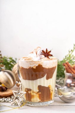 Burbon Eggnog Affogato Kokteyli Eggnog tatlandırıcı Dondurma, Krem şanti ve geleneksel Noel baharatları, kopyalama alanı