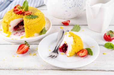 Tepetaklak Pasta yok, klasik Cheesecake New York 'un viral modası altın kurabiye parçacıkları, beyaz krem peynir ve böğürtlen reçeli katmanları, taze çilek ve ahşap masa üzerinde nane