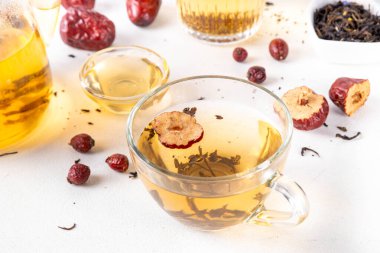 Kore Retinol çayı, meyve suyu, yeşil çay, Asya bitkisi ve gül, sağlıklı diyet sıcak çay, yaşlanmayı önleyen spa terapisi yenileme için.