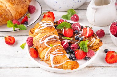 Vanilyalı krem peynirli Fransız usulü tatlı kruvasan tostu. Lezzetli sabah atıştırması ya da öğle yemeği için kruvasan çöreklerinden yapılmış altın yumurtalı ekmek.