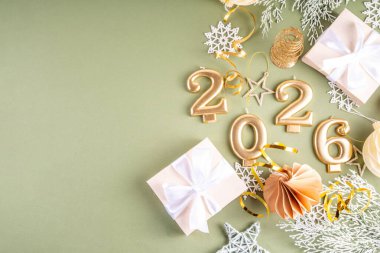 Yeni yıl 2026 kutlama kartı arka planı 2026 altın parti dekorasyonlu, pembe arka planda yıldız konfetisi. Düz yatış, Mutlu Noeller, Noel Mutlu Noeller bayrağı 