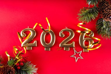 Bayram süsleri, Noel ağacı dekoru ve hediye kutularıyla dolu Noel ve Yeni Yıl arkaplanı