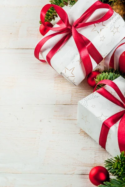 Noel kutlaması, Noel arkaplanı, köknar ağacı dalları, süsler, dekorasyon ve şenlikli hediye kutuları, üst görünüm kopyalama alanı.