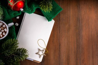 Noel kavramı, xmas tatil için hazırlık için istek listesi, santa harf not etmek. Yapılacaklar listesi için ile sıcak sıcak çikolata Kupası, Noel ağacı dekor, çam dalları. Eski ahşap masa kopya alanı üstten görünüm
