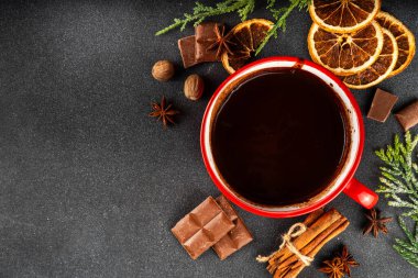 Masadaki malzemelerle birlikte koyu, sıcak çikolata seramik tavası. Geleneksel acılı sıcak çikolata, kakao içeceği, fotokopi alanı.