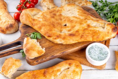 Shotis puri, el yapımı Gürcistan ekmeği lavaş, yerel Kafkas Orta Asya yemeği, fırında Shoti ekmeği.