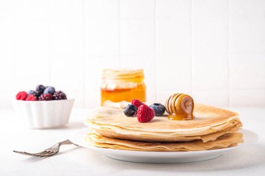 Geleneksel Maslenitsa yemekleri, Doğu Avrupa Slav ince krepleri, çeşitli tatlı soslar, malzemeler ve dolgular - bal, dut, reçel