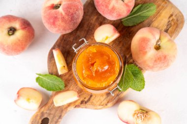 Düz Çin çörekleri incir şeftali reçeli, ev yapımı konserve taze incir şeftalileri ve beyaz arka planda nane şekeri.