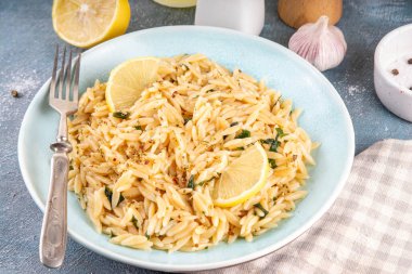 Limonlu orzo makarna aromalı ve sarımsaklı, italyan lezzetli makarna tarifi, öğle yemeği ya da akşam yemeği için konforlu yemek.