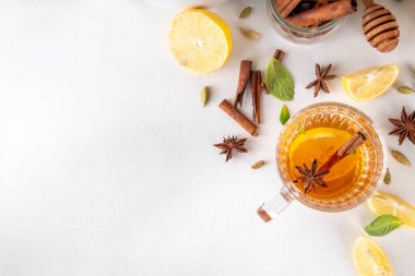 Sıcak Toddy kış sonbahar alkol kokteyli, grip, soğuk algınlığı ve öksürüğe karşı kullanışlı geleneksel içecek, bal, limon, viski, alkol, baharat, tarçın ve karanfil karışımı.