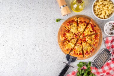 Viral Pizza Makarnası, Nudelpizza, domates sosu, makarna ve mozzarella ile yapılır. İtalyan pizzasının alışılmadık Amerikan versiyonu, kremalı peynirli makarna katmanı.