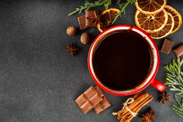 Masadaki malzemelerle birlikte koyu, sıcak çikolata seramik tavası. Geleneksel acılı sıcak çikolata, kakao içeceği, fotokopi alanı.