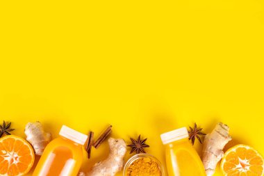 Zencefilli zerdeçal bağışıklık aşısı, portakal, limon, zerdeçal, zencefil, tarçın, baharat, alternatif ilaç gribi ve soğuk algınlığı şurubuyla karıştırılmış küçük şişelerde yapılan lezzetli vitamin narenli meyve içeceği.