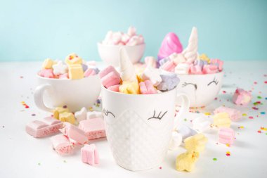 Gökkuşağı tek boynuzlu atı sıcak çikolata