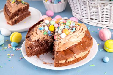 Paskalya Yumurtası Çikolatalı Pastası. Çikolatalı tatlı paskalya pastası, geleneksel tatil pişirme tarifi fikri, süslü masa fotokopisi alanı.
