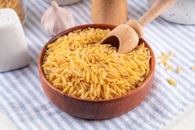 Çiğ orzo makarna, İtalyan kuru makarna risoni orzo kasede masada, kopyala uzay