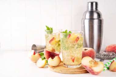 Düz şeftalili limonata, buzlu çay ya da taze meyve garnitürlü mojito kokteyli. Alkolsüz, yassı Çin çöreği incir şeftali, şeftali dilimleri, nane ve ezilmiş buz.