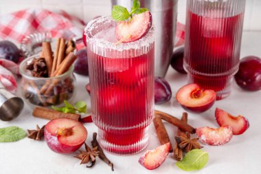 Şeker eriği sonbahar kış tatlı tatlı içecek. Alkol veya alkolsüz kokteyl, erik şurubuyla moktail, sert likör, baharatlar, tarçın ve nane, kopyalama alanı