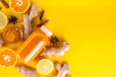 Zencefilli zerdeçal bağışıklık aşısı, portakal, limon, zerdeçal, zencefil, tarçın, baharat, alternatif ilaç gribi ve soğuk algınlığı şurubuyla karıştırılmış küçük şişelerde yapılan lezzetli vitamin narenli meyve içeceği.