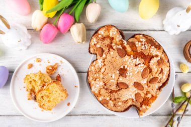 İtalyan Paskalya Pastası, Kolombiya di Pasqua, tatlı tatlı güvercin şekilli sünger kek jöleli fındık ve meyveli, bayram süslemeli beyaz Paskalya bayramında doldurulmuş meyveli ekmek.