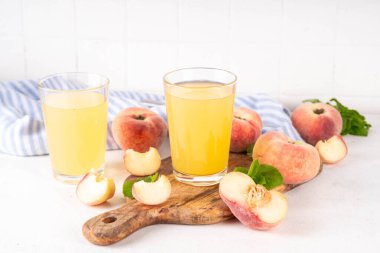 Düz Çin çörekleri incir şeftali suyu taze incir şeftalileri ve beyaz arka planda nane şekeri fotokopi alanı