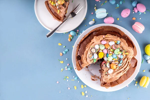 Paskalya Yumurtası Çikolatalı Pastası. Çikolatalı tatlı paskalya pastası, geleneksel tatil pişirme tarifi fikri, süslü masa fotokopisi alanı.