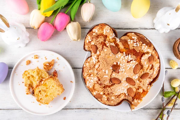 İtalyan Paskalya Pastası, Kolombiya di Pasqua, tatlı tatlı güvercin şekilli sünger kek jöleli fındık ve meyveli, bayram süslemeli beyaz Paskalya bayramında doldurulmuş meyveli ekmek.