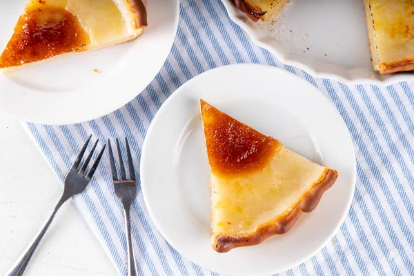 Geleneksel Amerikan Su Pastası pişirmek için gereken malzemeler - turta kabuğu, su, un, tereyağı ve şeker. Büyük Buhran dönemi tarifi, şeffaf kremalı tatlı pasta.