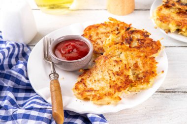 Ev yapımı Hashbrown, Patates gözlemesi, kızarmış kızarmış patates köftesi. Geleneksel Amerikan yemeği, Alman mutfağı. Fikirler rahatlık ister yemek, ister brunch, ister Ekim Festivali, ister Şükran Günü kahvaltısı