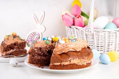 Paskalya Yumurtası Çikolatalı Pastası. Çikolatalı tatlı paskalya pastası, geleneksel tatil pişirme tarifi fikri, süslü masa fotokopisi alanı.