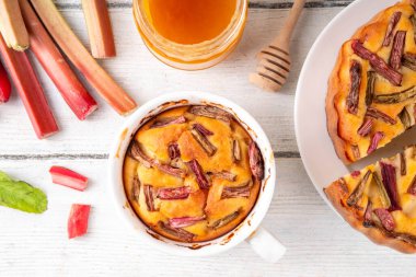 Yaz ev yapımı pişirme, hızlı mikrodalga fırın kek, mugcake. Basit tatlı mevsimlik tatlı tarifi, üstünde ravent dilimleri ve içinde tatlı reçel olan sünger keki.