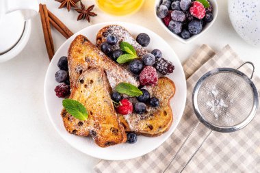 Noel 'den arta kalan baharatlı Fransız tostları, şeker tozu ve böğürtlenli kızarmış tostlar, Noel sabahı atıştırmalıkları.