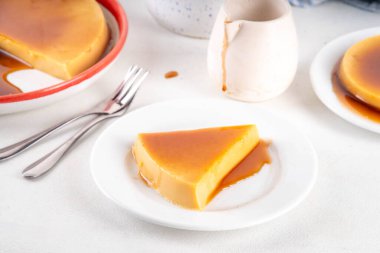 Geleneksel turta, kremalı tart ya da üzerine beyaz mutfak masasında karamel sosu dökülmüş turta.